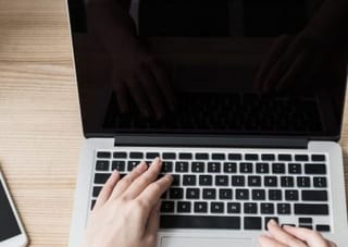 Ordinateur portable sur un plan de travail