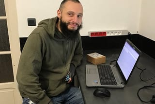 Un technicien à l’atelier de Raon Informatique