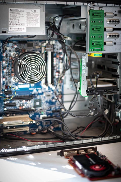 Intérieur d’une unité centrale en cours de maintenance